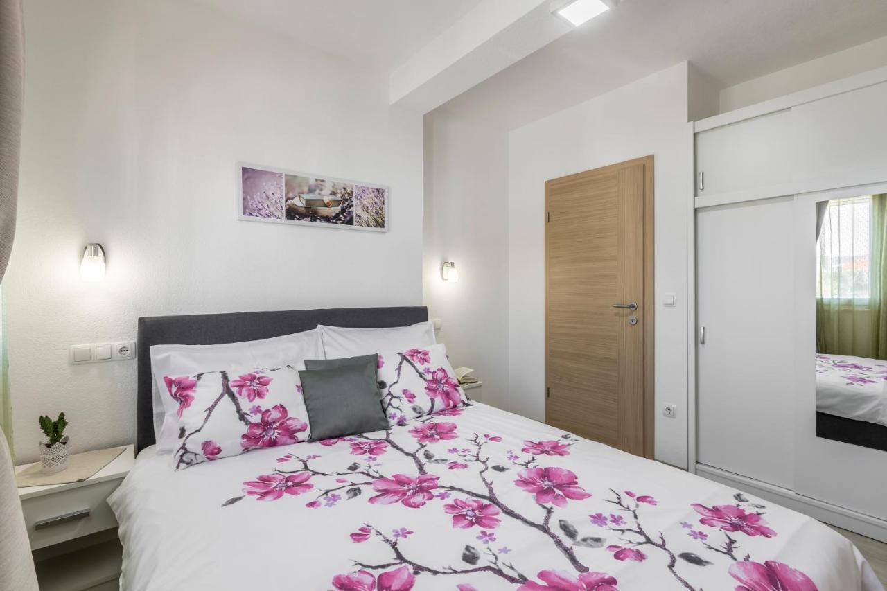 Apart Sa Terasom 250M Od Plaze,Parking,Wi Fi,Rostilj Trogir Buitenkant foto
