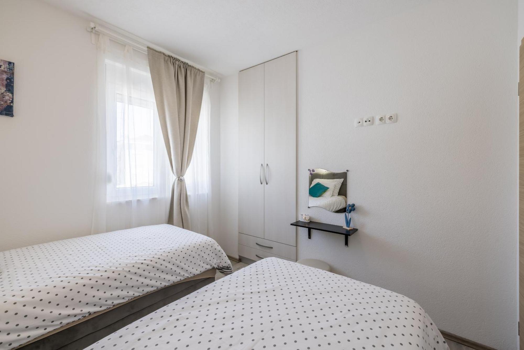 Apart Sa Terasom 250M Od Plaze,Parking,Wi Fi,Rostilj Trogir Buitenkant foto