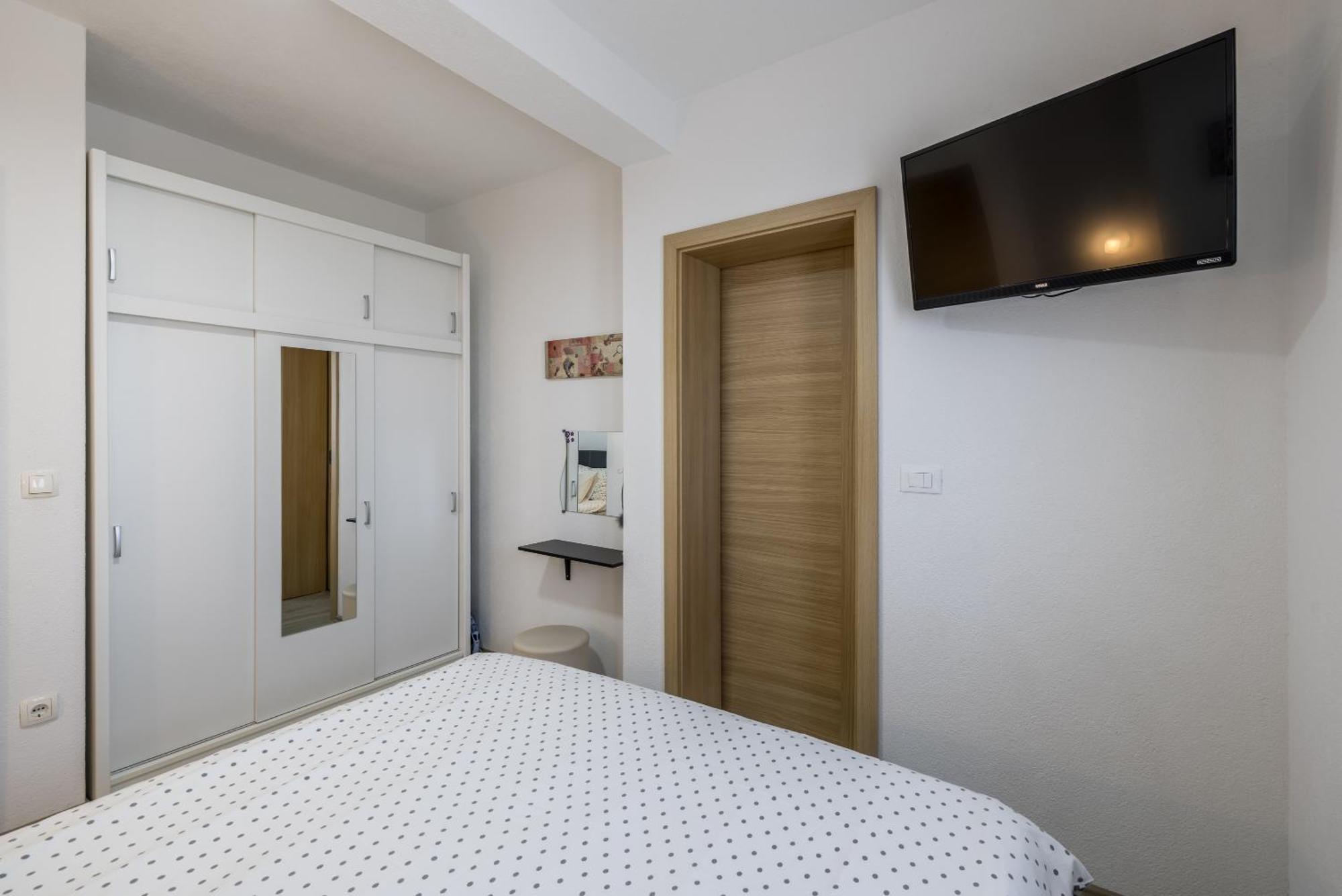 Apart Sa Terasom 250M Od Plaze,Parking,Wi Fi,Rostilj Trogir Buitenkant foto