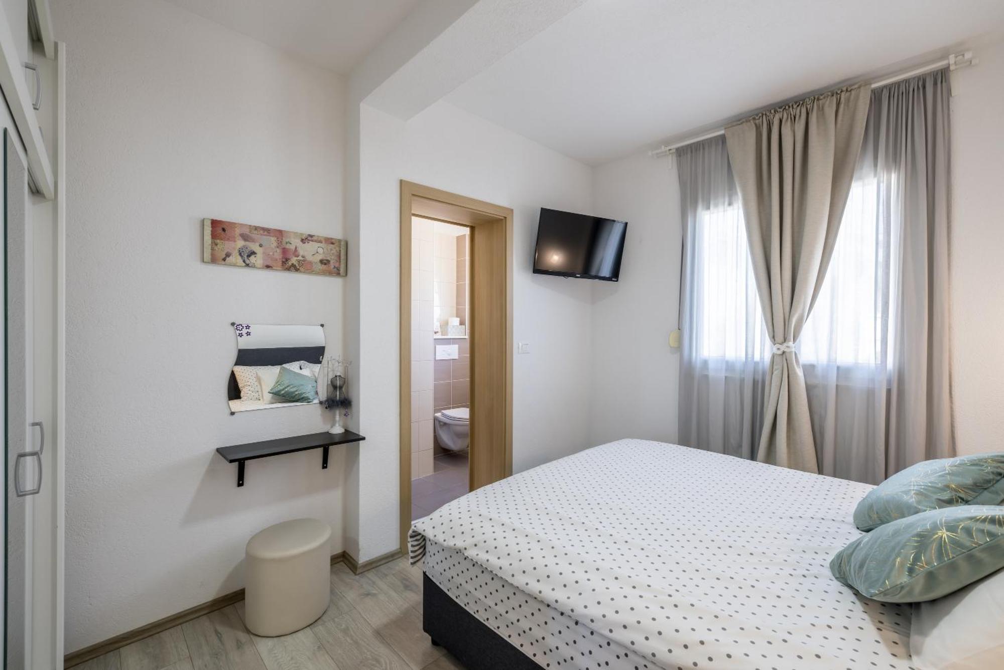 Apart Sa Terasom 250M Od Plaze,Parking,Wi Fi,Rostilj Trogir Buitenkant foto