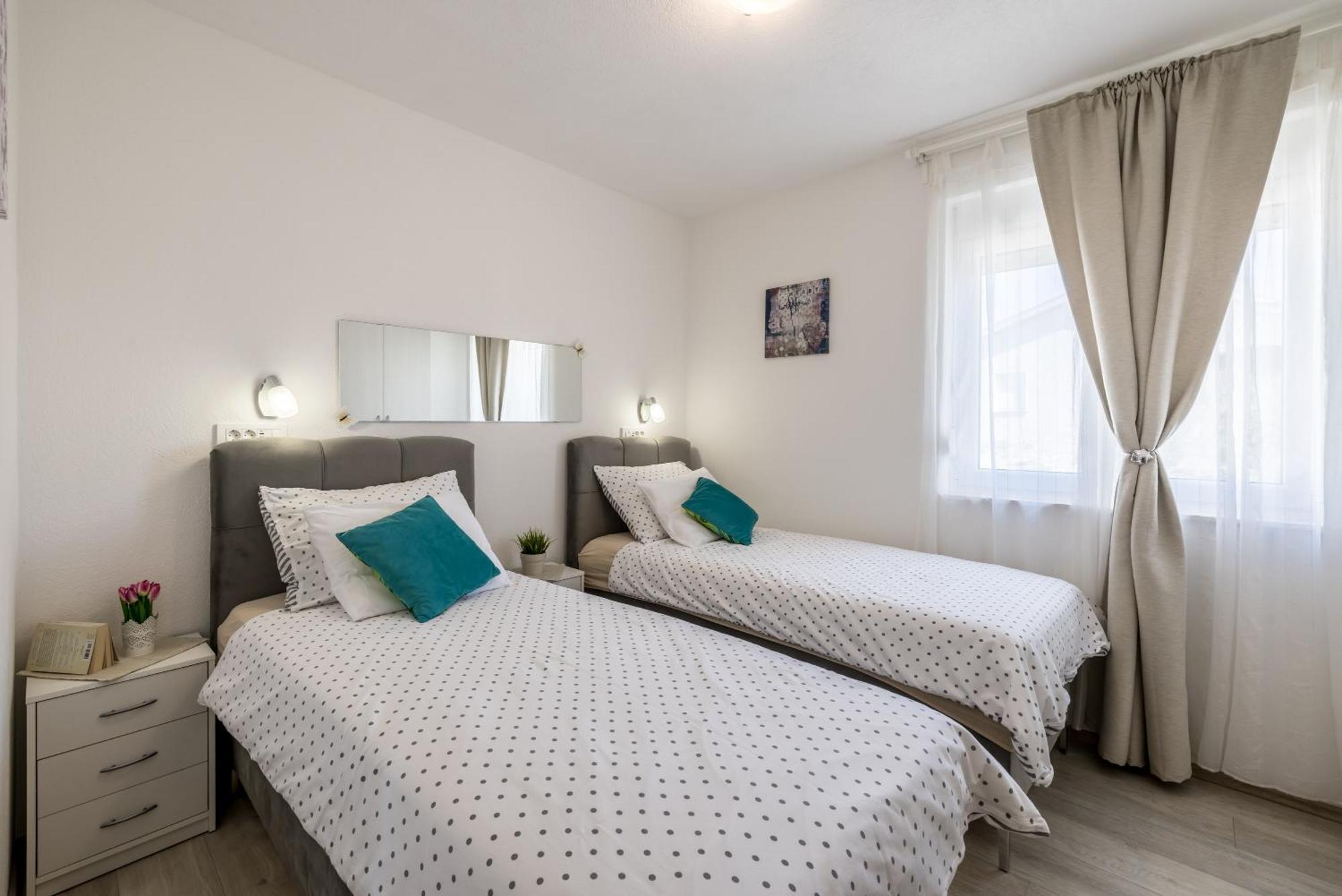 Apart Sa Terasom 250M Od Plaze,Parking,Wi Fi,Rostilj Trogir Buitenkant foto