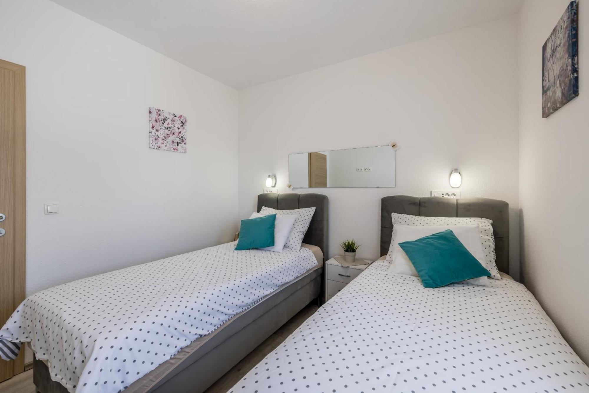 Apart Sa Terasom 250M Od Plaze,Parking,Wi Fi,Rostilj Trogir Buitenkant foto