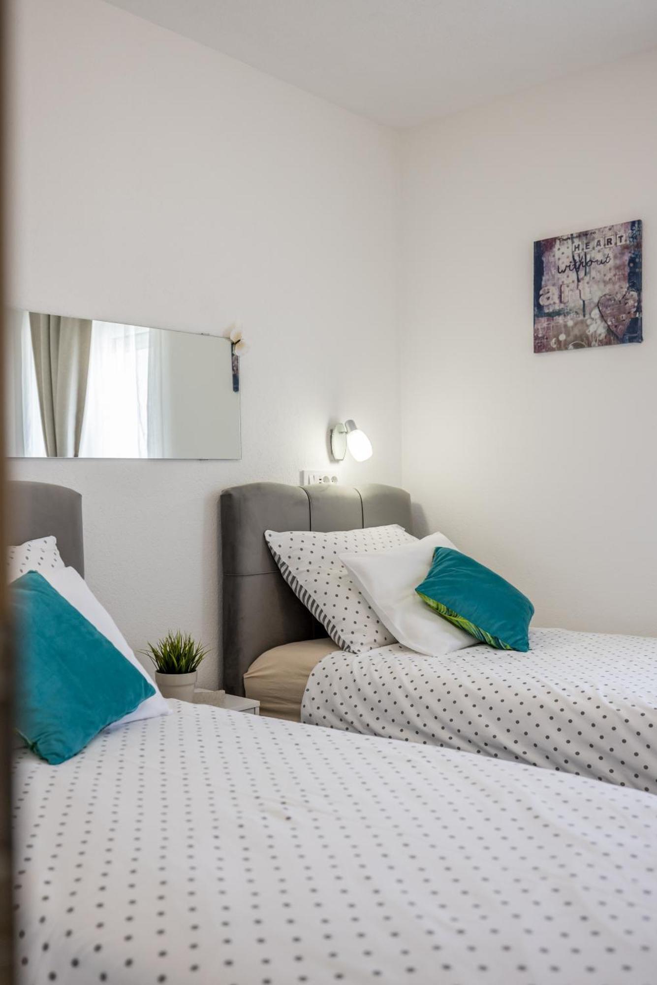Apart Sa Terasom 250M Od Plaze,Parking,Wi Fi,Rostilj Trogir Buitenkant foto
